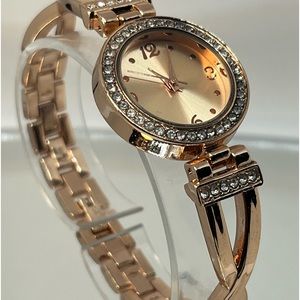 Beautiful rose gold with gemstone bezel and the unique style band! Pretty size 7
